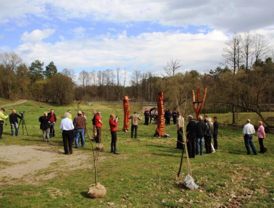 Sąjūdžio 25-io proga Ratnyčios parapijos kultūros parke pasodinti 25 ąžuoliukai